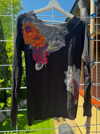 Desigual Pullover, Grösse S, Schwarz mit Blumenmuster!