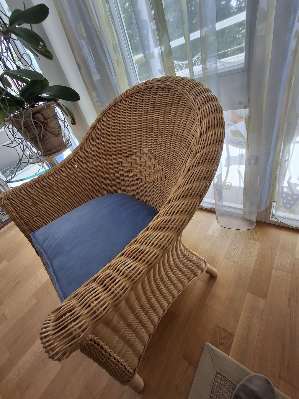 Fauteuils: Korbstuhl mit blauem Polster – D'occasion à Bäriswil BE par vonys 2