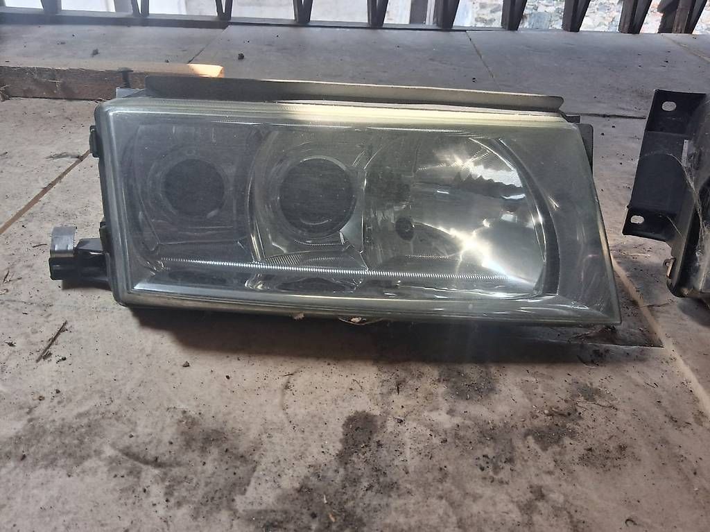 Phares: Fari xeno Skoda Octavia – D'occasion à Sonvico par nuvola04