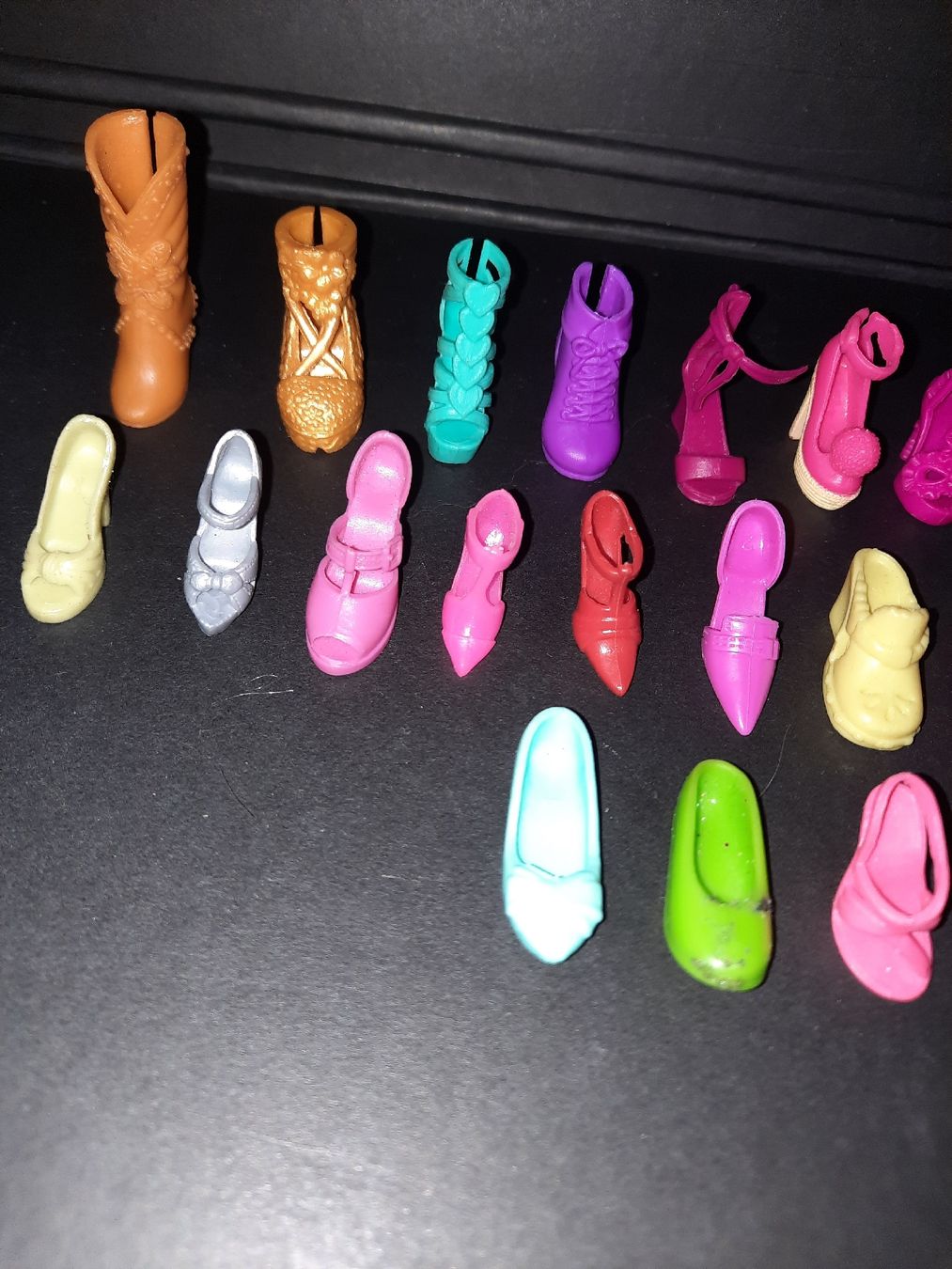 Bambole: lotto di scarpe SINGOLE Barbie – Usato da Biasca venduto da Old_6blh 3
