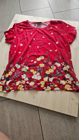 Rotes Sommer T-Shirt mit Blumenmuster, Grösse 44/46 Neu!