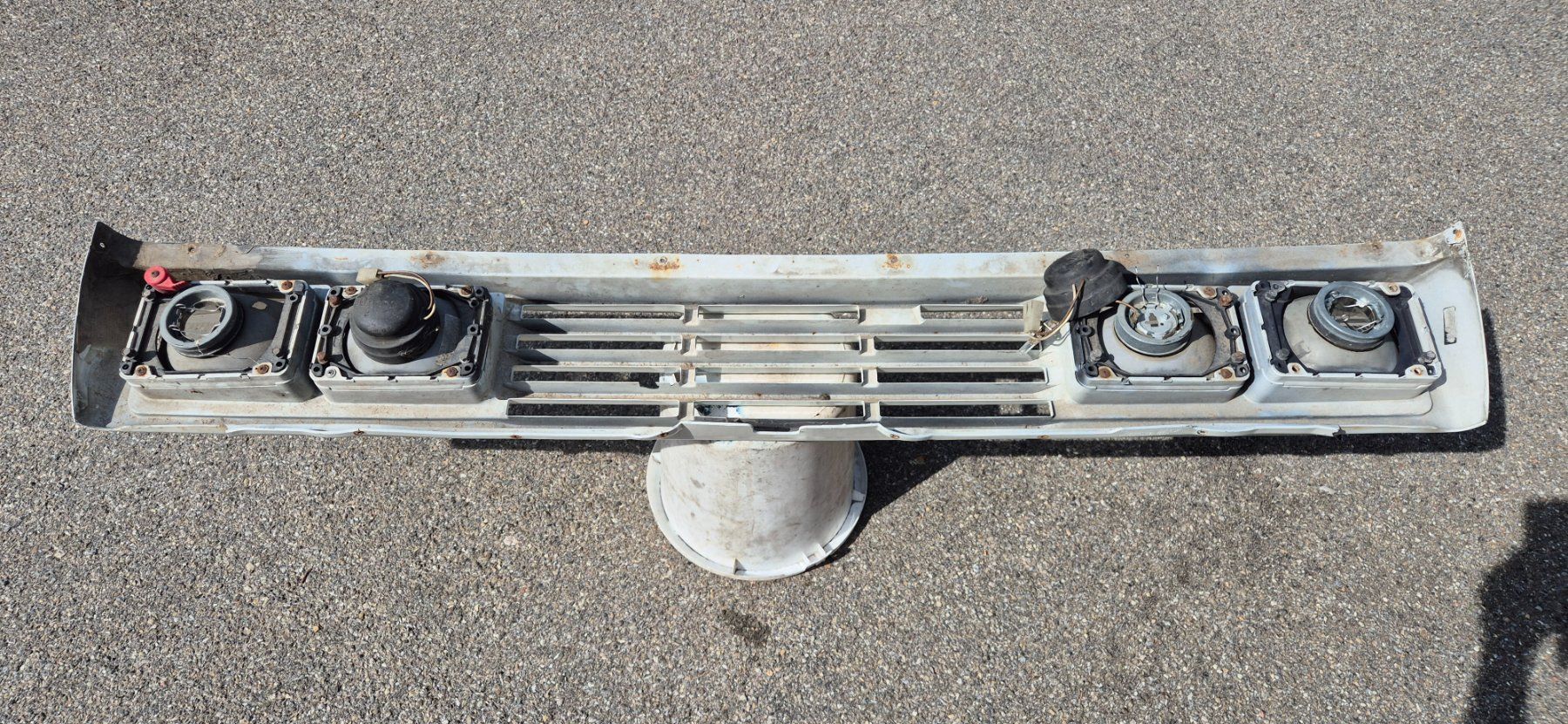VW Tutti pezzi di ricambio auto: Golf 1 Lampengrill, Tayfun 3251 LWR – Usato da Riggisberg venduto da Mahali04 2