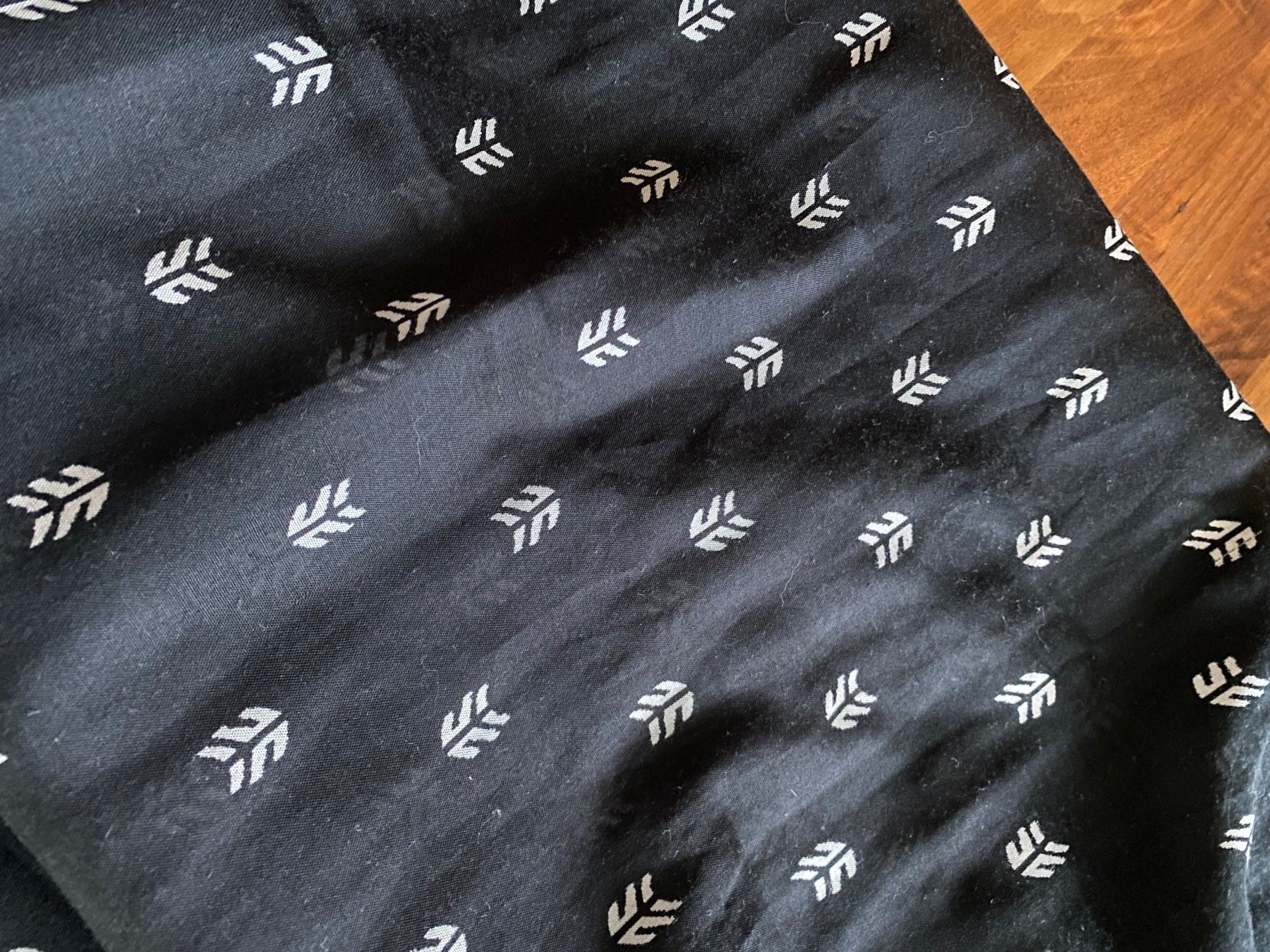 Foulard & Sciarpe: Schal / Tuch schwarz – Usato da Balsthal venduto da Uroby 1