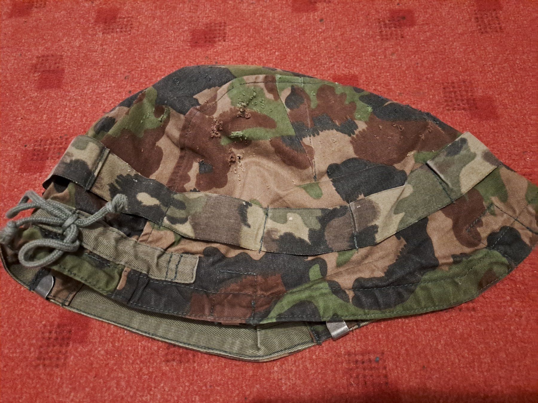 Schweizer Armee Uniformi: Helmüberzug 90, stark gebraucht – Usato da St.Gallen venduto da Infanteriewerk