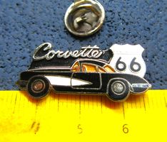 CHEVROLET CORVETTE OLDI MIT ROUTE 66 AUTO PIN ENAMEL SILBRIG