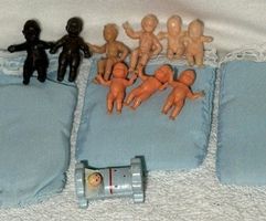 sehr alte Miniatur Baby Figuren Set mit Wiege - Holz bemalt