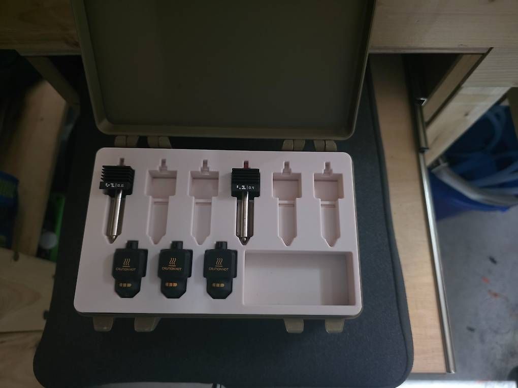 Bambu Lab 3D Drucker: Bambu P2S Combo mit div. Zubehör – Gebraucht aus Malans GR von Falgi 3