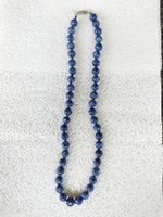 Collier en lapis-lazuli (ou éventuellement en sodalite)