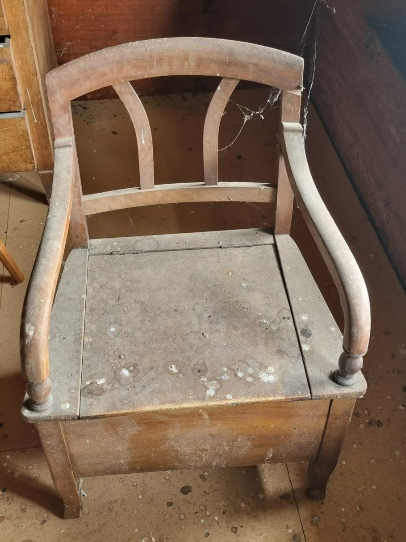 Stühle: Antiker Holz-Toilettenstuhl – Vintage Herbstdeko – Gebraucht aus Gossau SG von juergDaenzer
