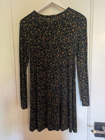 Geblümtes langärmliges Kleid