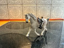 Spielpferd Schleich weiss mit Sattel, sehr guter Zustand