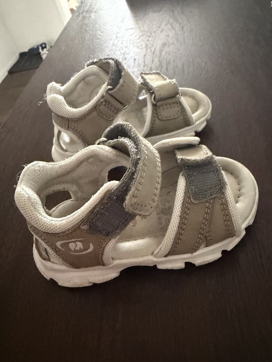 Elefanten Schuhe für Jungen: Elefanten Sandalen Grösse 20 – Gebraucht aus Pratteln von sarax3.-