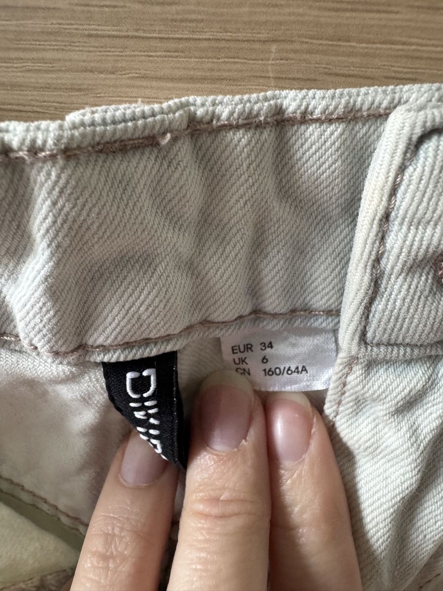 H&M Pantaloni: H&M light blue shorts 34 – Usato da Zürich venduto da Lovelyperfumes 1
