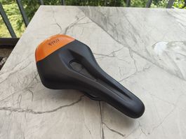 Fizik Terra Sattel schwarz-orange 