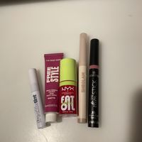 Makeup Set: Nyx Fat oil, Body Shop, Lottie London, Essence