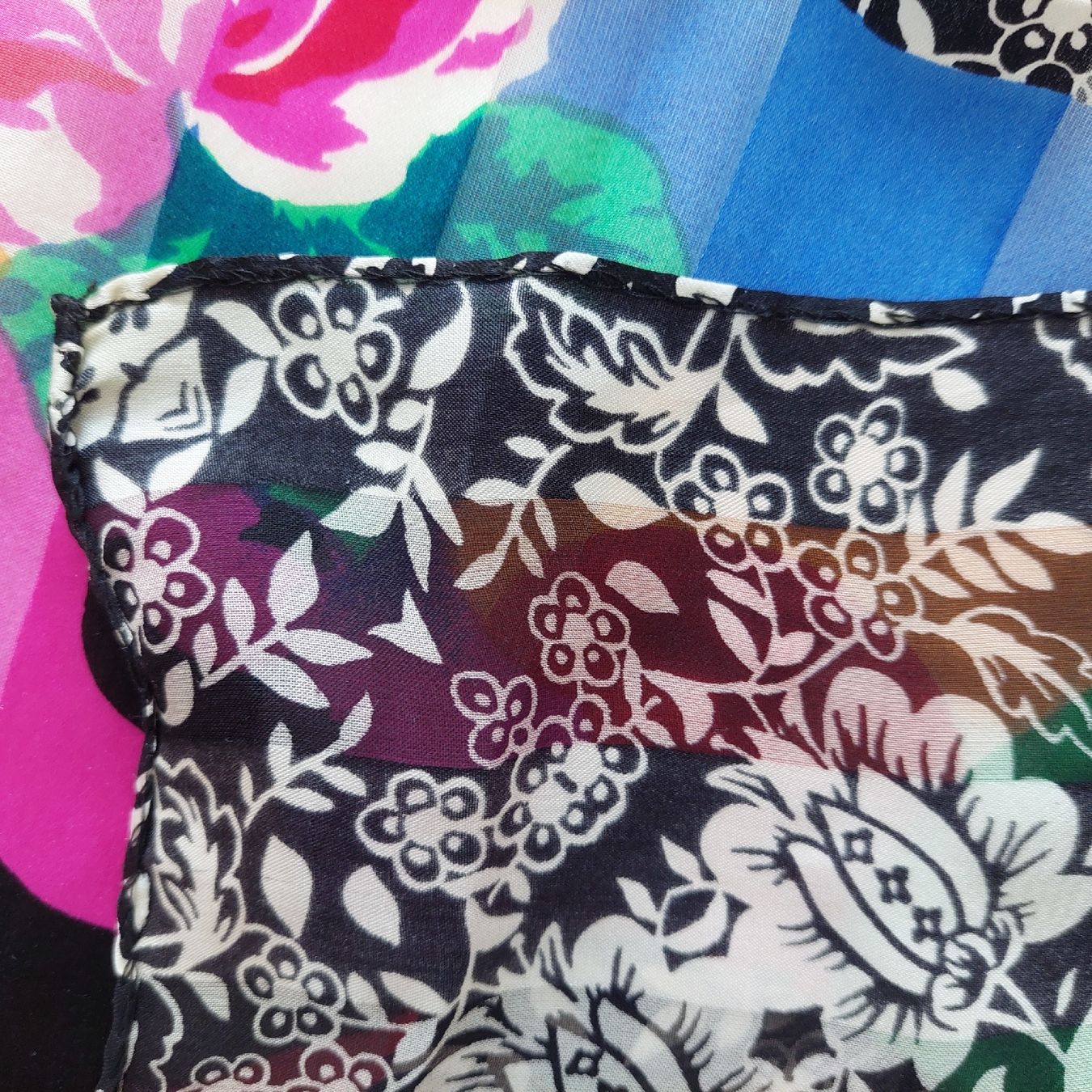 Foulard & Sciarpe: Buntes Seidenfoulard handrolliert! – Nuovo e nell'imballaggio originale da Kreuzlingen venduto da peugeotj9 1