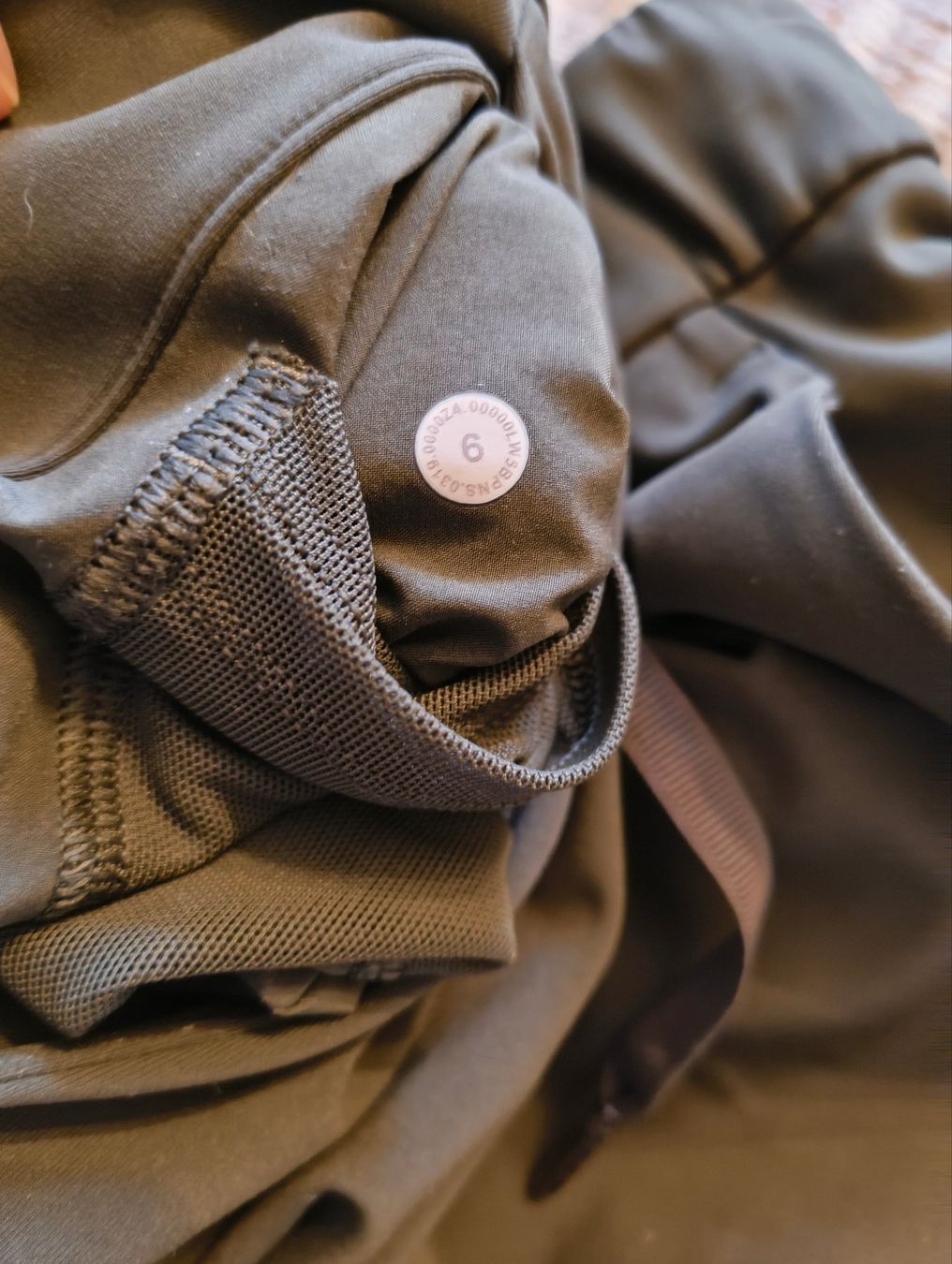 Lululemon Pantaloni: Lululemon On Thre Fly Pants Dark Olive Gr 6 – Usato da Stein am Rhein venduto da DaOhana 6