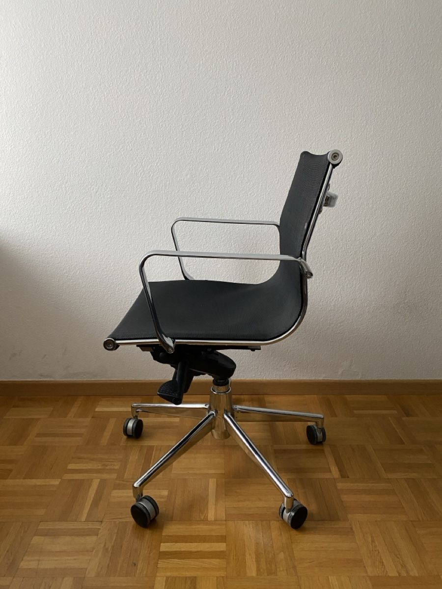 Stühle: Schwarzer Bürostuhl im Vitra / Eames EA Stil – Gebraucht aus Luzern von  1