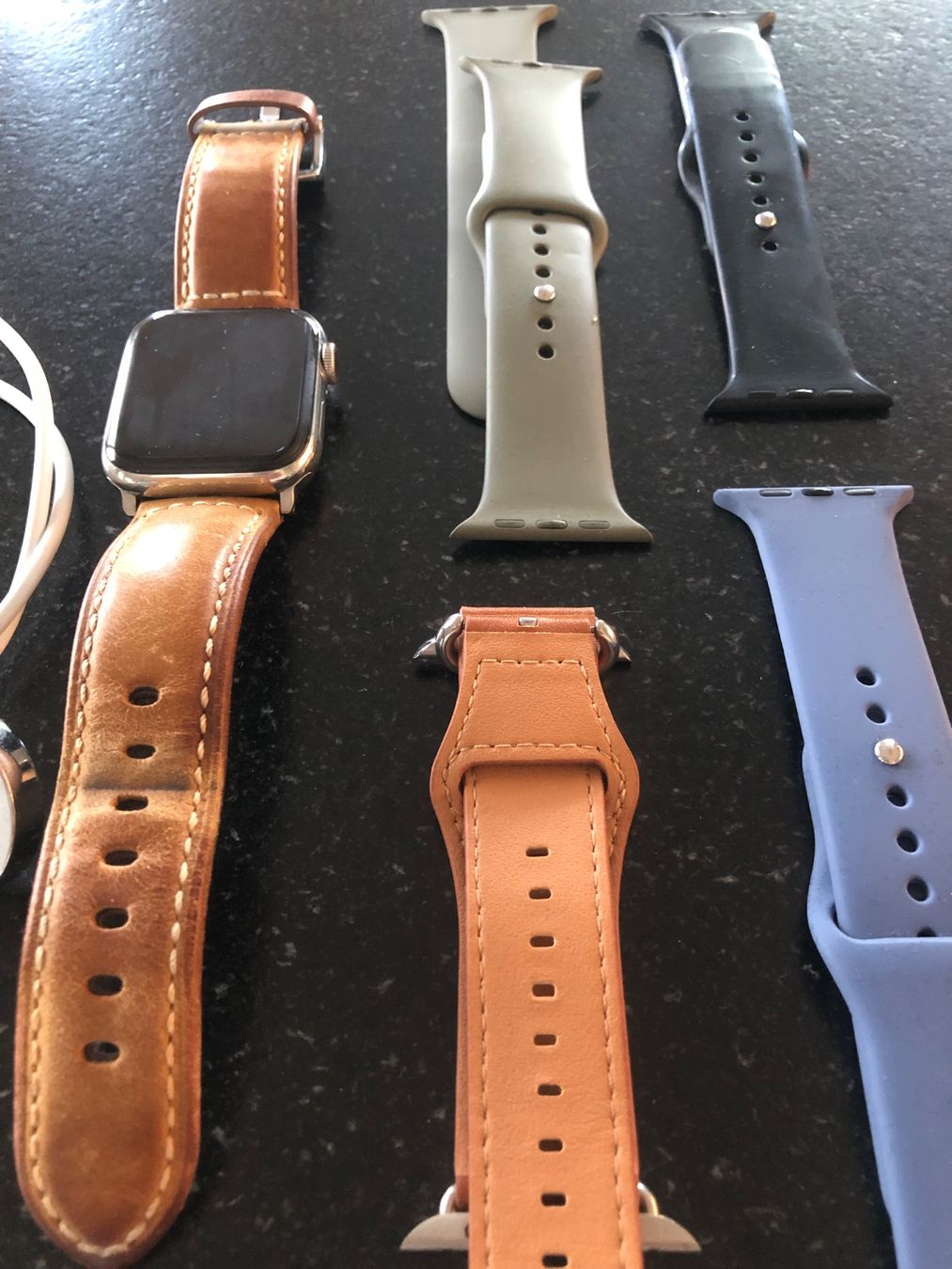 Apple Smartwatch: Apple Watch Series 5 mit 2 Lederarmbänder + 3 Siliconebänder – Usato da Gutenswil venduto da Hermione1 2