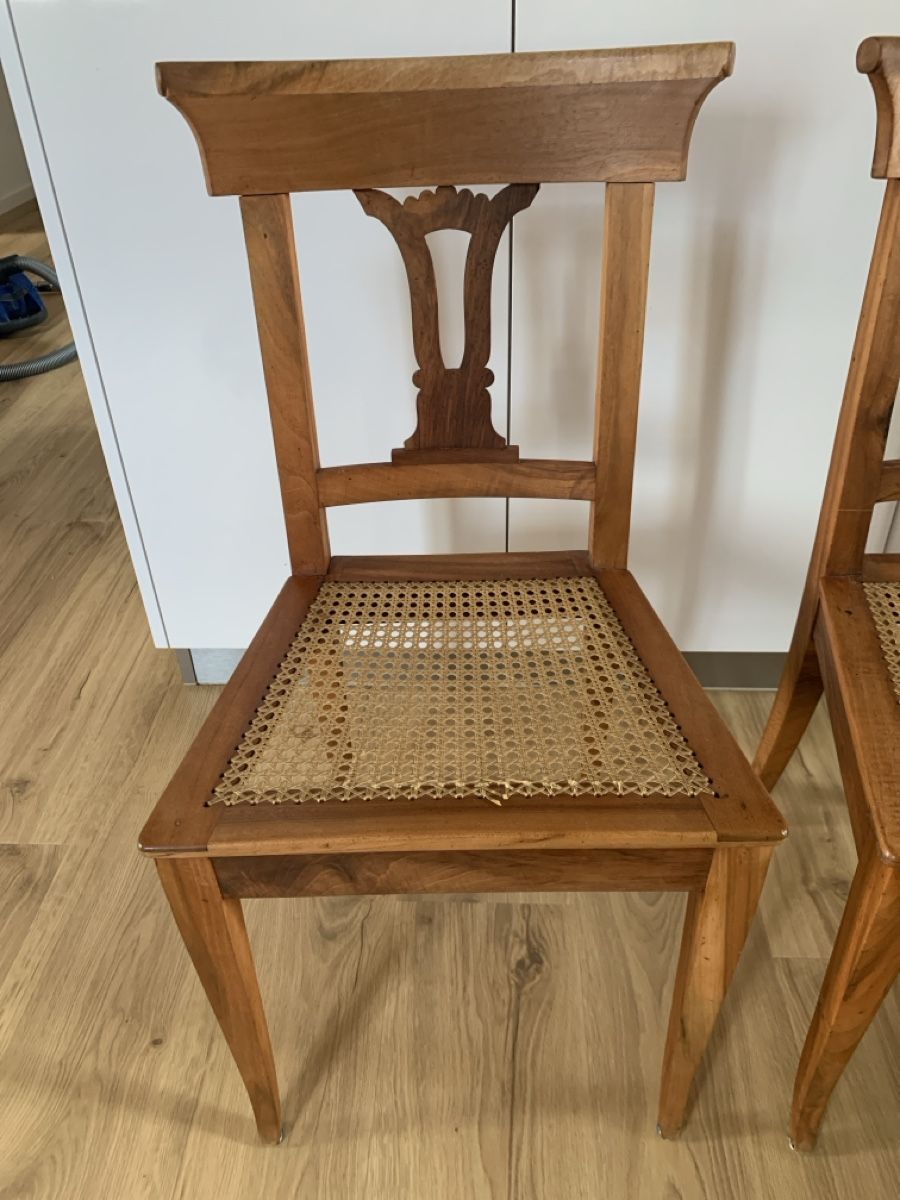 Chaises: 2 Stühle Nussbaum mit Jonc-Geflecht (defekt) – Défectueux à Thierachern par reten 1