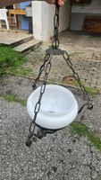 Vecchio lampadario in ferro battuto con vetro