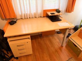 Bureau avec caisson à roulettes – très bon état