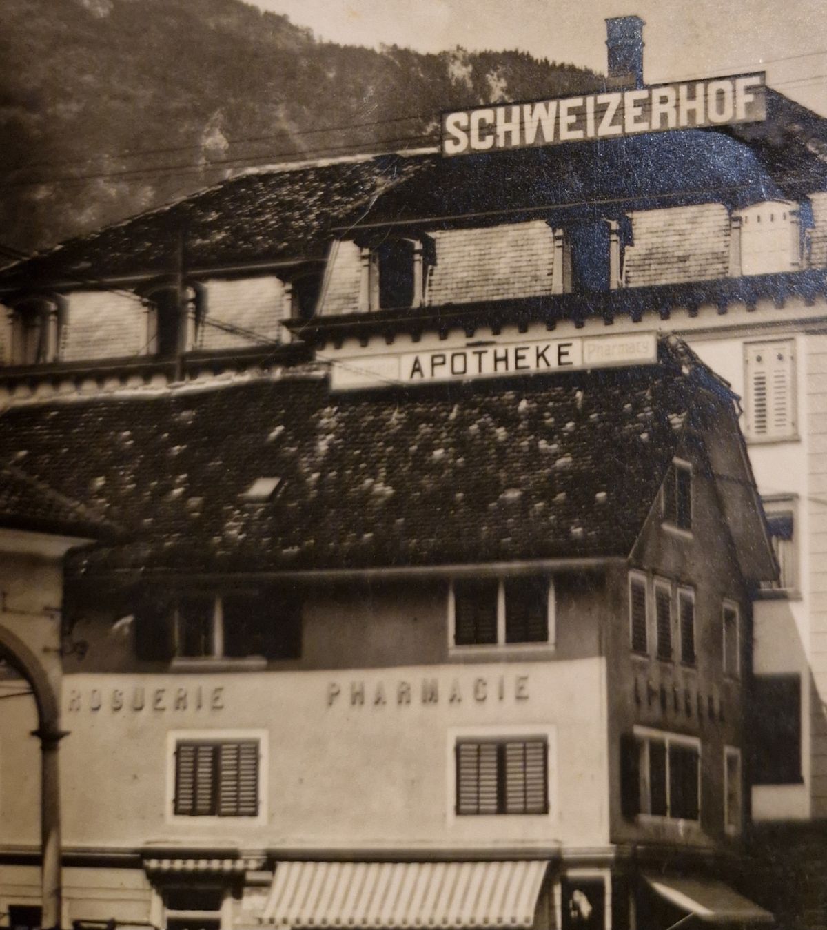 Cartoline postali: Brunnen, Schweizerhof, Apotheke, Oldtimer 1931 – Usato da Ebikon venduto da Donar50 1