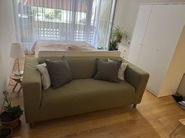 Sofa grün mit Kissen gebraucht in gutem Zustand