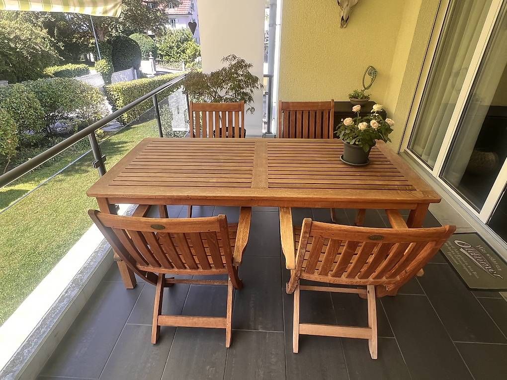 Set di tavolo e panche: Teak Holz Gartentisch mit 4 Stühlen – Usato da Uetikon am See venduto da 150960 1