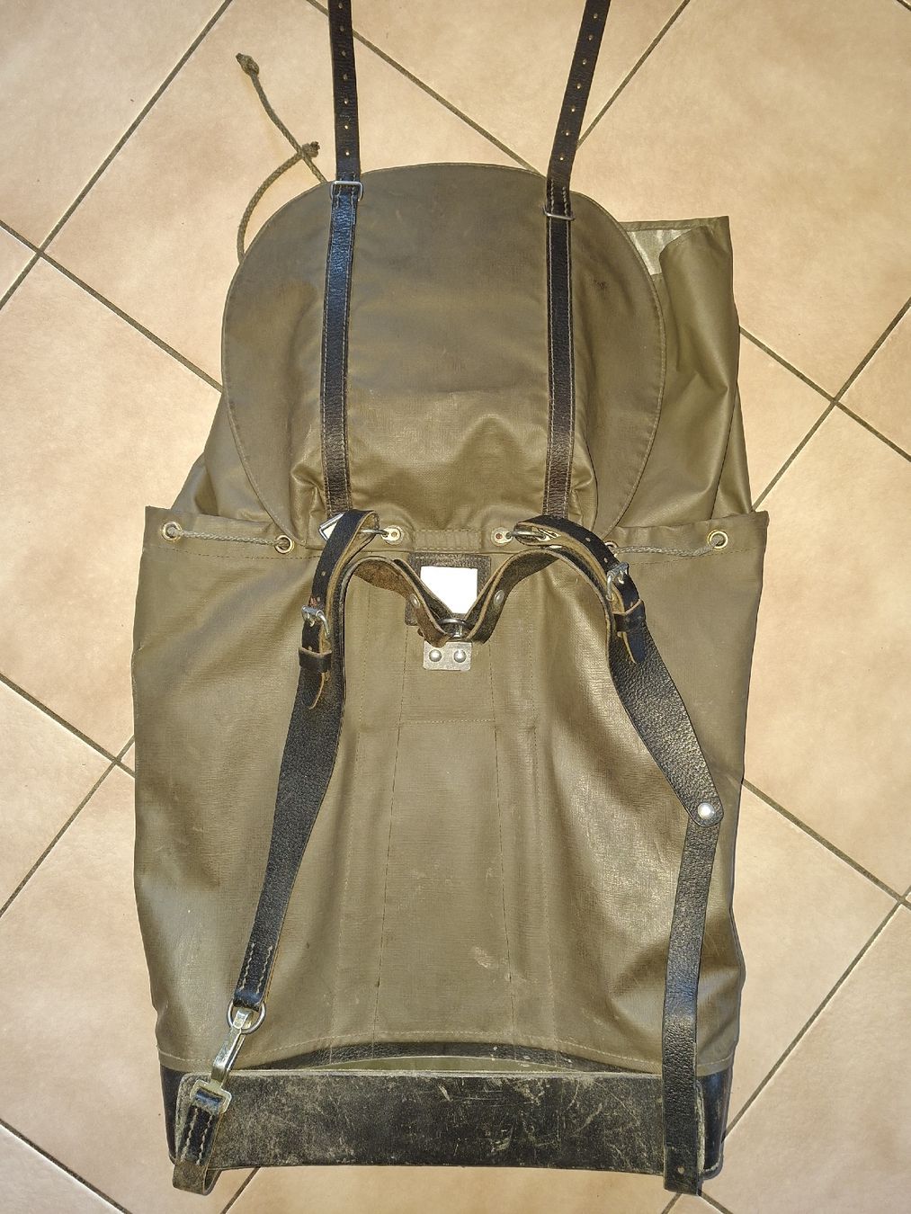 Schweizer Armee Zaini: Schweizer Armee Militär Rucksack  – Usato da Schwanden Sigrisw venduto da len_9yqg 2