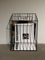 Schwarzer Zeitschriftenständer aus Metall