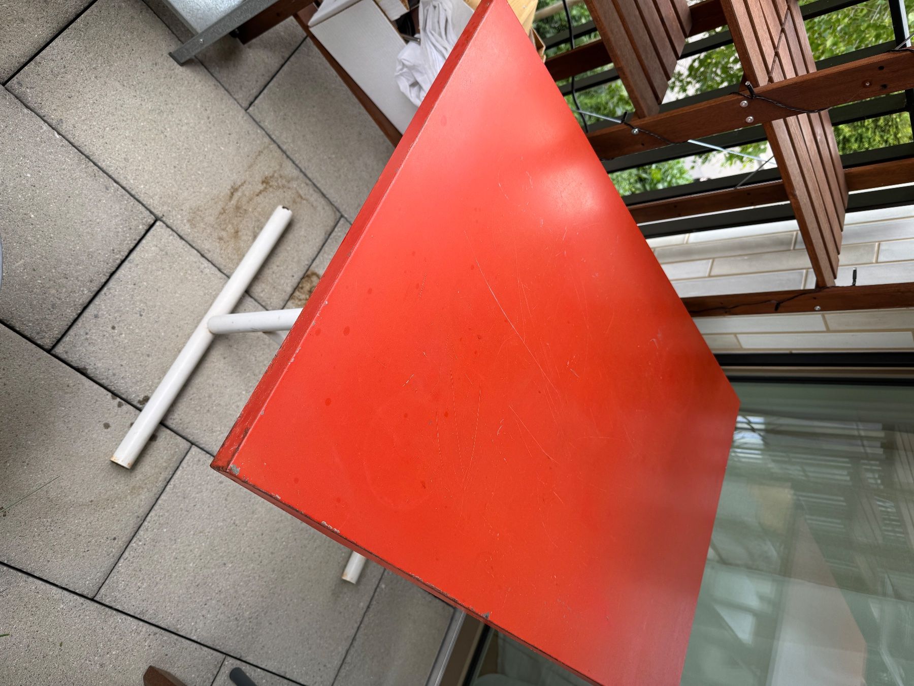 Tavoli: Roter Gartentisch / Balkontisch – Usato da Zürich venduto da Tobiaskr