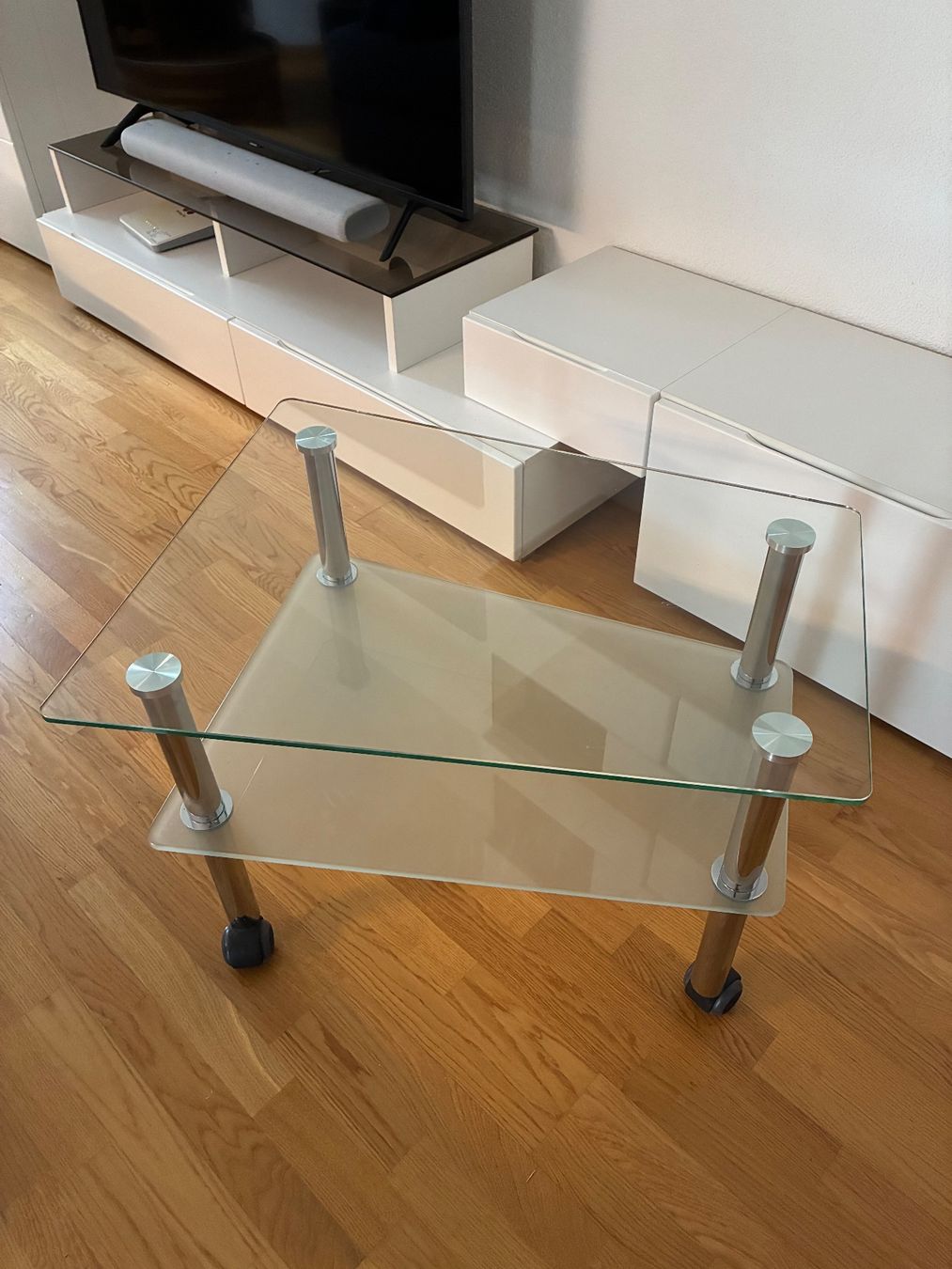 Tables: Glastisch mit Rollen – D'occasion à Buchs SG par Betti_Goeldi 1