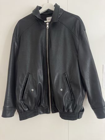 Schwarze Bershka Jacke in Lederoptik, Gr. L