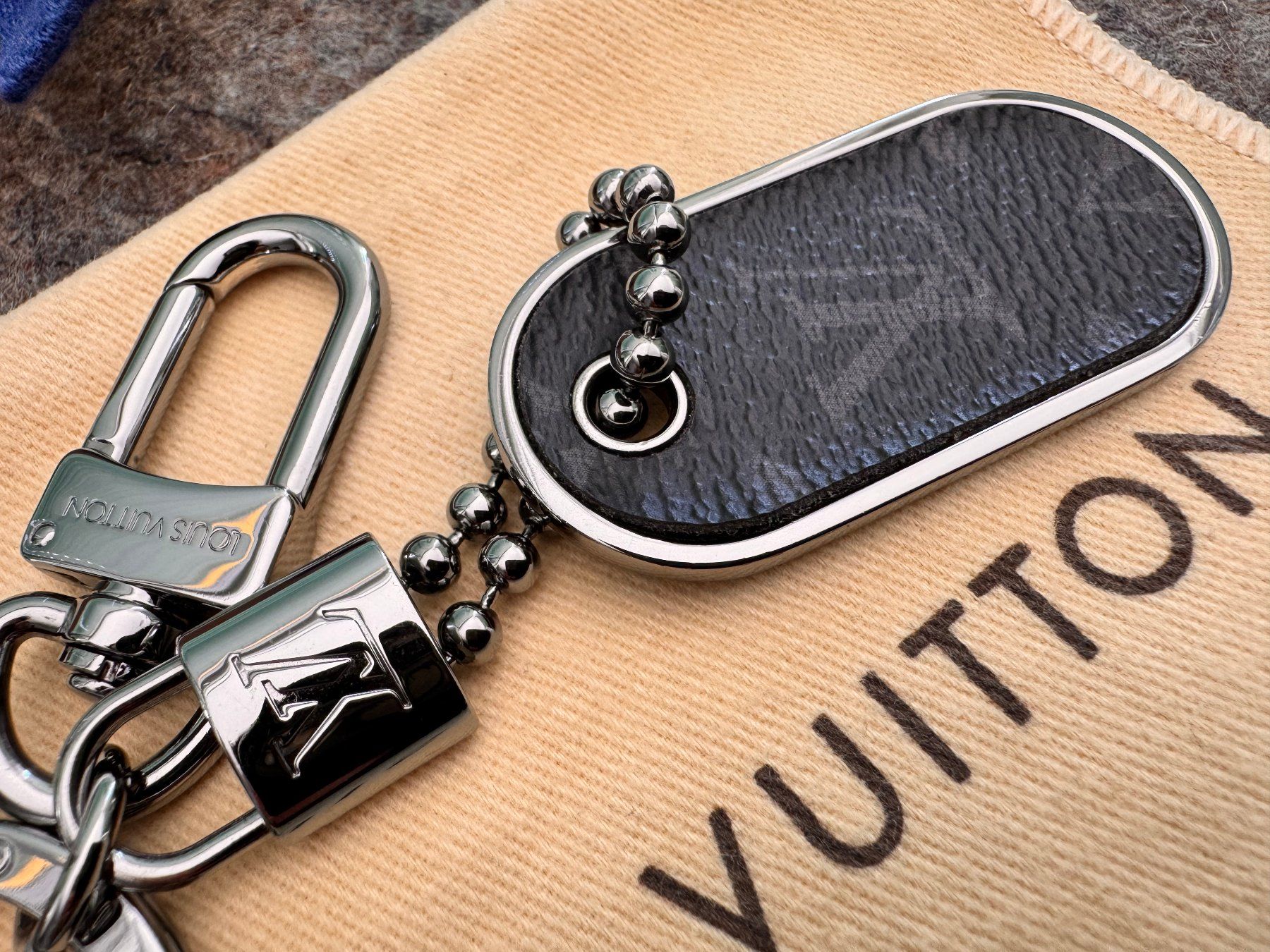 Louis Vuitton Portachiavi: Louis Vuitton Monogram Eclipse ID Tab Schlüsselanhänger OVP – Nuovo (secondo la descrizione) da Zürich venduto da pj_pry_to 3