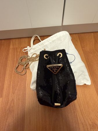 Prada Pailletten Mini Bucket Bag Schwarz