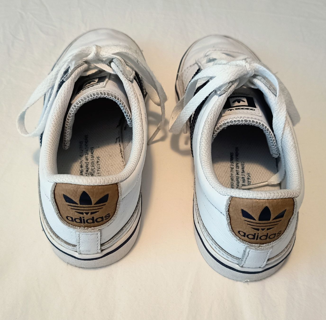 Adidas Scarpe da uomo: Adidas Sneakers - White/Navy - Size US 6.5 – Usato da Basel venduto da beg_6v7r 3