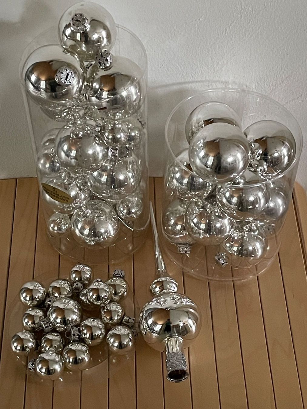 Alle Dekorationen: Weihnachtskugeln, silber-glanz, div. Grössen, m. Spitze u.Tu – Gebraucht aus Cham von 2eye 1
