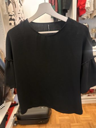 Schwarze Bluse mit Volantärmeln, Grösse S, Top Zustand! (55)