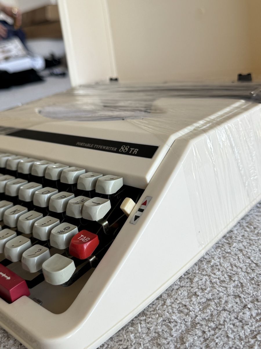 Schreibmaschinen: Olympia Portable Typewriter 88 TR mit Koffer – Neu und originalverpackt aus Häfelfingen von Lukhelfinger 1