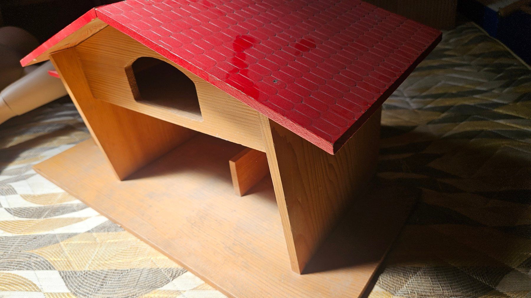 Spielzeuge: Spielzeugstall Holz rotes Dach – Gebraucht aus Suhr von Jensdetlef 6