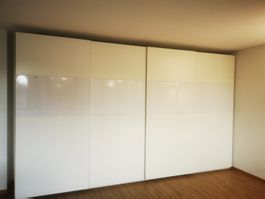 Schrank weiss mit viel Stauraum, Schwebetürenschrank