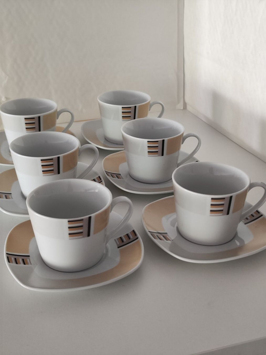 Tazze: 6 Kaffee Tassen mit Unterteller – Usato da Fislisbach venduto da Flohmarkt.-