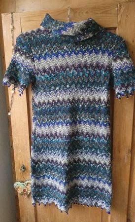 Kuscheliges Strickkleid mit Perlen