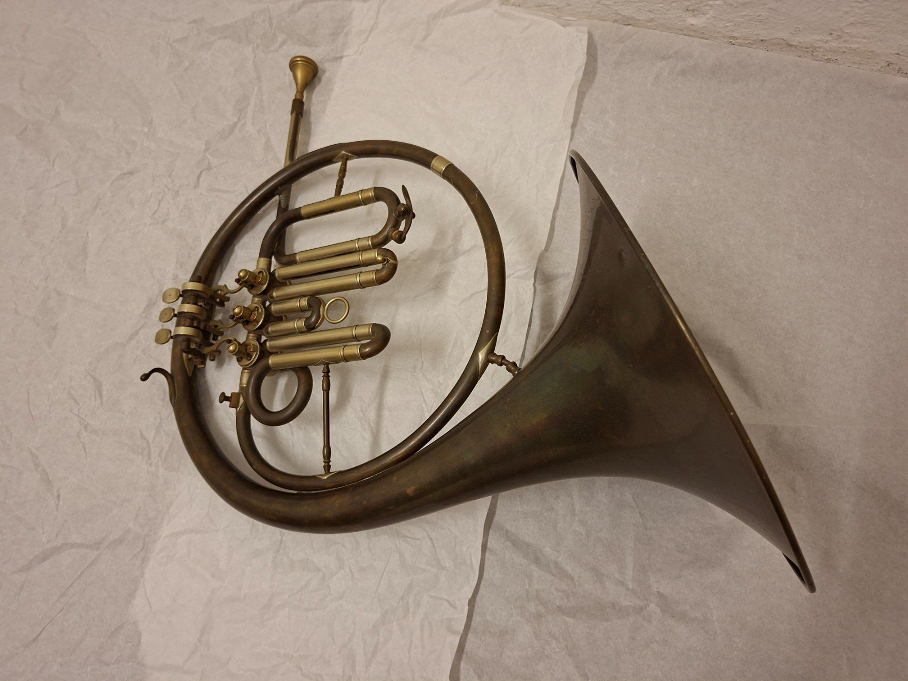 Instruments de musique: Waldhorn antik Messing mit Ventilen – D'occasion à Olten par Mezopotamya