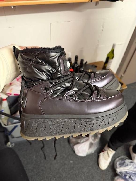 Buffalo Damenschuhe: Bottes Buffalo London à plateforme – Gebraucht aus Villars-sur-Ollon von and_y6lm