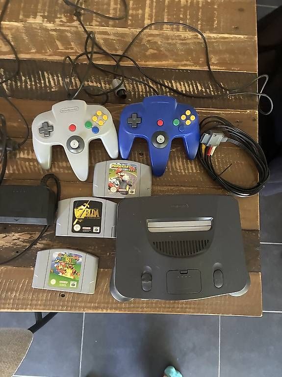 Console: Nintendo 64 mit 2controller und games – Usato da Brügg BE venduto da neo_y2jv