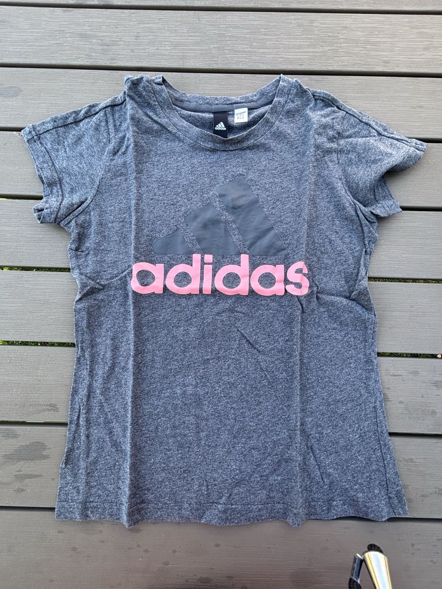 Adidas T-shirts: Adidas Tshirt M – D'occasion à Kesswil par Branca-01