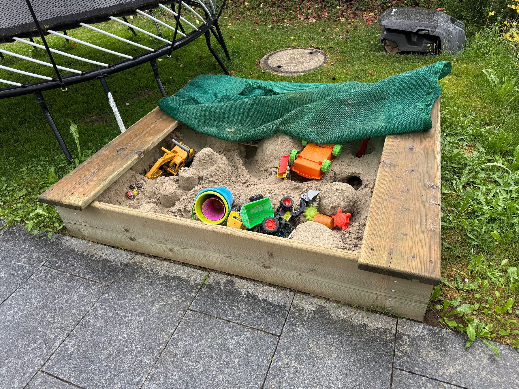 Sabbiera per bambini: Robuster Sandkasten aus Holz mit Abdeckung – Usato da Dörflingen venduto da Struxure