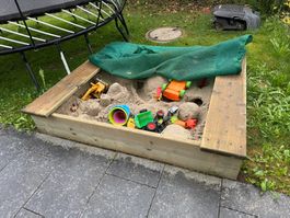 Robuster Sandkasten aus Holz mit Abdeckung